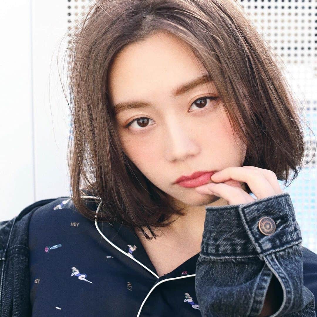 渡部幸也のインスタグラム：「最近は気温も下がり、上着が本当にかかせない季節になりました。 そんな寒い時期は上着やマフラーや厚手のニットなど、首もとにボリームの服に変わる季節。 首もとすっきりで、ラフなボブスタイルもオススメです🙆‍♂️ 秋冬なのでしっとり目のスタイリング剤を使う事も多いですが、このスタイルだと、毛先中心めにNドットをつけ、乾かして簡単に決まるスタイリングにしてみました。 内巻きすぎず外はねすぎない、ラフ可愛いです✨ 朝お時間がない方や、スタイリングが苦手な方でも簡単めです😊 1月2月の寒い時期、美容院でリフレッシュしてみてはいかがでしょうか？ 皆様からのご予約、お待ちしています✨ よろしくお願いします🙇  ワタベ  #ヘアスタイル #ヘア #髪型 #ヘアカタログ #ヘアセット #くせ毛風パーマ #透明感カラー #hair #恵比寿美容院 #代官山美容室 #代官山美容院 #美容学生 #中目黒美容師 #代官山美容師 #恵比寿美容師 #中目黒美容室 #中目黒美容院 #恵比寿美容室 #サロンモデル #中目黒ランチ #恵比寿ランチ #hpb_hair #中目黒 #代官山 #恵比寿 #渋谷 #ar_magazine #murua #emoda #americanvintage」