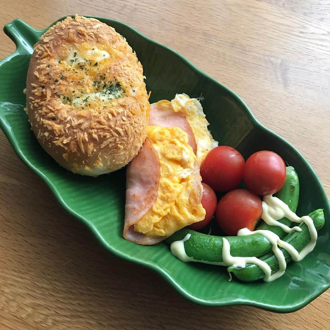 青山恭子さんのインスタグラム写真 - (青山恭子Instagram)「. 今日の昼ご飯。 買ってきたカレーパンをバルミューダでカリッと焼いて、サクッと軽めに！ . 本日の東京はホントに寒いっ🥶 晩ご飯はやっぱり鍋かなぁ？ 身体の芯から暖まりたい🔥 . . . #今日の昼ご飯 #カレーパン #バルミューダトースター最高 #カリッとサクッと #寒い1日 #夜は鍋かな #aokyonごはん」1月23日 12時11分 - aokyon27