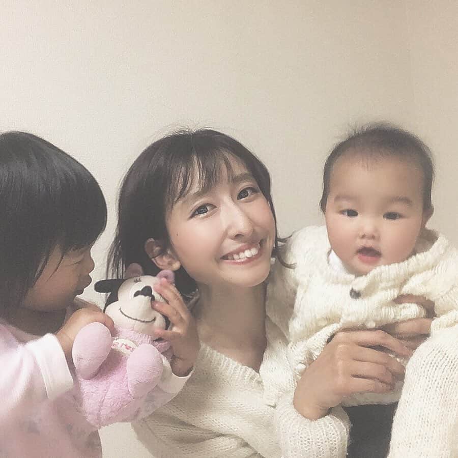 のインスタグラム：「ㅤㅤㅤㅤㅤㅤㅤㅤㅤㅤㅤㅤㅤ ㅤㅤㅤㅤㅤㅤㅤㅤㅤㅤㅤㅤㅤ (@pigeon_official.jp)の新商品説明会にご招待いただき #おしゃぶり について勉強してきました…𓂅  今まで私の中でおしゃぶりのイメージって ㅤㅤㅤㅤㅤㅤㅤㅤㅤㅤㅤㅤㅤ ＊依存性が高くて卒業できなくなる ＊歯並びが悪くなる ＊親子のコミュニケーション不足になる など… 結構ネガティブな印象だったのですが、、、 習慣づけずにここぞ！という時にだけ 短時間の使用にすれば ㅤㅤㅤㅤㅤㅤㅤㅤㅤㅤㅤㅤㅤ ◎ 子供も飽きて自ら卒業できる ◎ 歯並びへの影響もなし ◎ 長時間放置しなければコミュニケーション不足にもならない ㅤㅤㅤㅤㅤㅤㅤㅤㅤㅤㅤㅤㅤ  私が抱いていた不安は 全て解消されてビックリしました…🥺 ㅤㅤㅤㅤㅤㅤㅤㅤㅤㅤㅤㅤㅤ  特に初産の時やまだ赤ちゃんが小さい頃は 泣き止まない理由が分からなくて ママが泣きたくなるー！ってこと沢山あったから この知識もっと早く知りたかったなあと素直に思えた𓇼 ㅤㅤㅤㅤㅤㅤㅤㅤㅤㅤㅤㅤㅤ  #ピジョン さんの新商品#おしゃぶりFunfriends と #おしゃぶりSkinFriendly は今までの商品以上に 赤ちゃんにとってのつけ心地の良さを 追求し抜いていて満足度もかなり高いみたい…！ ㅤㅤㅤㅤㅤㅤㅤㅤㅤㅤㅤㅤㅤ  ベーシックなデザインとキャラクター付きの2種類で はるちゃんも喜んで自らつけたり 外したりと遊んでます（笑） ㅤㅤㅤㅤㅤㅤㅤㅤㅤㅤㅤㅤㅤ ㅤㅤㅤㅤㅤㅤㅤㅤㅤㅤㅤㅤㅤ  はるちゃんは車でお出かけする時 後ろで長時間泣き止まなくて かわいそうだなって思ってたから そういう時に積極的に使おうかなと思います…♪ ㅤㅤㅤㅤㅤㅤㅤㅤㅤㅤㅤㅤㅤ ㅤㅤㅤㅤㅤㅤㅤㅤㅤㅤㅤㅤㅤ  #ピジョンおしゃぶり#PR#グズリ止め#入眠#泣き止む#赤ちゃんのいる生活#babygirl#女の子ベビー#おしゃぶりデビュー#mamagirl#子育てママ#二児ママ#ママスタグラム#女の子ママ#1歳半差姉妹」