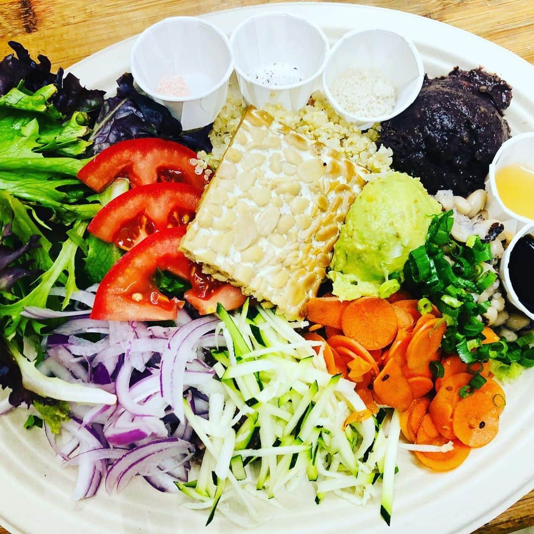 Peace Cafeさんのインスタグラム写真 - (Peace CafeInstagram)「For those who have special diet requirement, or just trying to eat healthier, we can make special oil free plate. This one is Peace plate oil free version. We use tempeh instead of hummus for this plate. No dressing but lemon juice, Tamari and salts.  Come and try it out✨🌈🌈🌈!!! #vegancafe #peacecafe #peace #veganfood #veganplate #oilfree #honolulu #hawaii #luckywelivehawaii #love」1月23日 12時23分 - peacecafehawaii