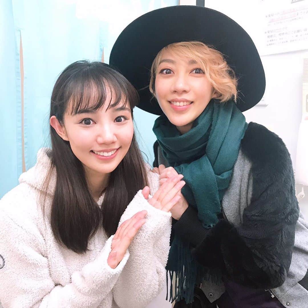 咲妃みゆのインスタグラム：「東京は、寒さ厳しい雨模様…☔️﻿ どなた様も温かくお過ごしくださいね😌﻿ ﻿ 嬉しい嬉しいお客様が…！！﻿ ﻿ #美弥るりか さん✨﻿ 歌劇団在団中、不器用な私に何度も優しく手を差し伸べ導いてくださった美弥さん。。。今回も温かいお言葉を掛けてくださり胸がいっぱいになりました😭✨いつ何時もお綺麗だ…お久しぶりにお会い出来て大・興・奮‼️﻿ ﻿ #朝風れい さん✨﻿ 卒業後、私の歩みを最も見守ってくださっていると言っても過言ではないお方…😭💕最早れーれさんがご観劇くださるというだけで、私の中で喜びと共に安心感が芽生えるように…！いえいえ、お優しさに甘えず精進せねば‼️﻿ ﻿ #透水さらさ さん✨﻿ お久しぶりにゆきえさんのキラッキラスマイルを真っ向から浴びる事ができて、身も心もぽっかぽかになりました☀️今も昔も、ゆきえさんに沢山勇気づけられているな〜と実感します…😭✨﻿ ﻿ ﻿ 皆さまが今日も素敵な一日をお過ごしになれますように…😌きばりやーーーー‼️✨﻿ ﻿ #シャボン玉とんだ宇宙までとんだ」
