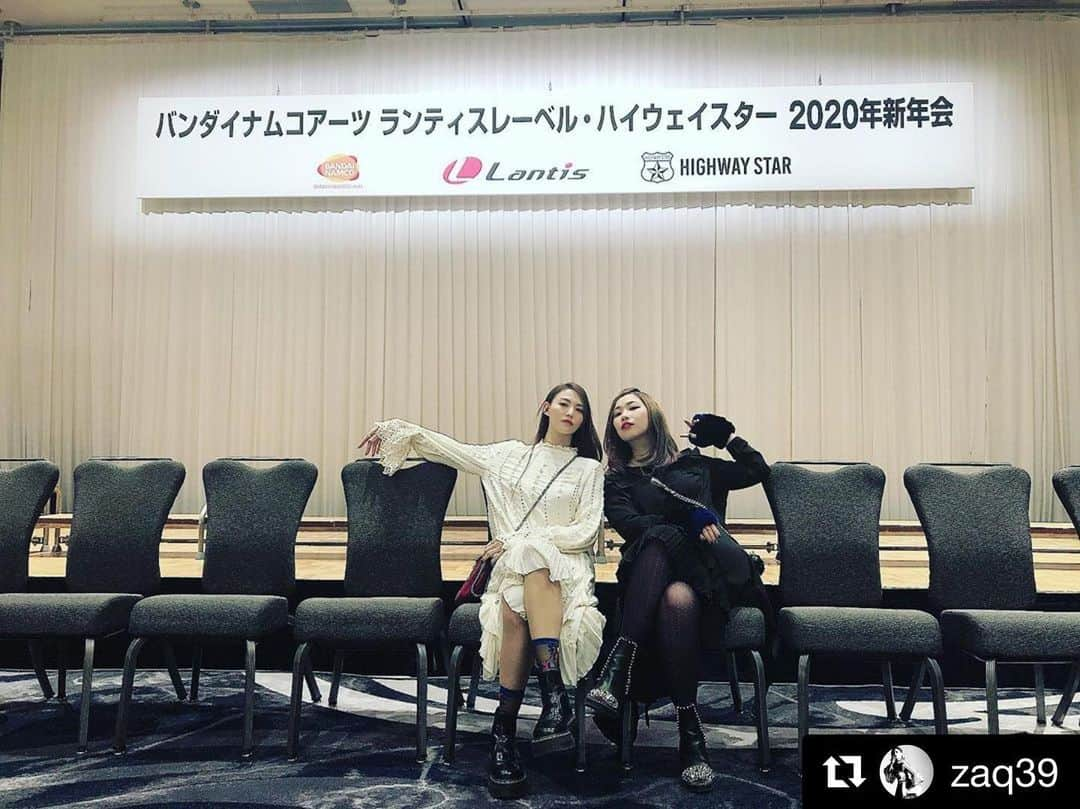 田野アサミさんのインスタグラム写真 - (田野アサミInstagram)「😂😂👍🏻. ＺＡＱーーーーー♡‼︎ ミラクル白黒オセロコーデ 戦友と会えて嬉しいなぁ💋 #ZAQ#田野アサミ#ざくみん #asamitano#オセロコーデ ZAQの履いてるブーツ攻撃力めっちゃ高そうだった🥺‼︎笑」1月23日 12時21分 - tano_asami