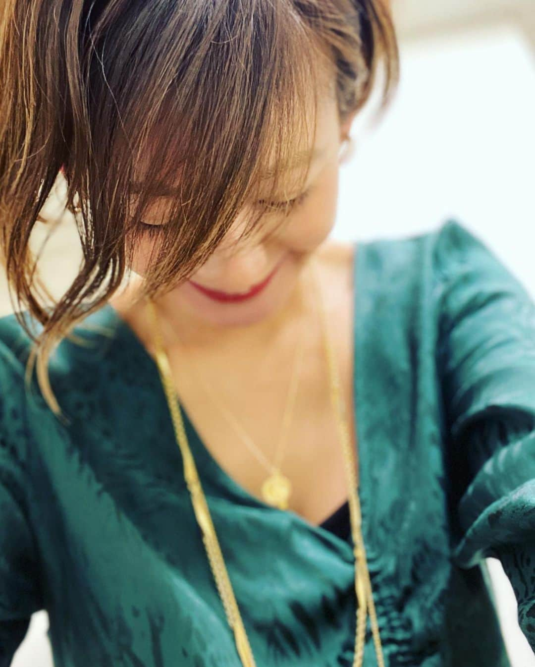 西山茉希さんのインスタグラム写真 - (西山茉希Instagram)「グリーン×３連ゴールド。  #長すぎておさまらず #あきらめましょう  収録曜日。 セットアップっぷ。  @hm  太めゴールドはママからのおさがりなんだぬん⭐︎⭐︎⭐︎」1月23日 17時55分 - maki.nshiyama50