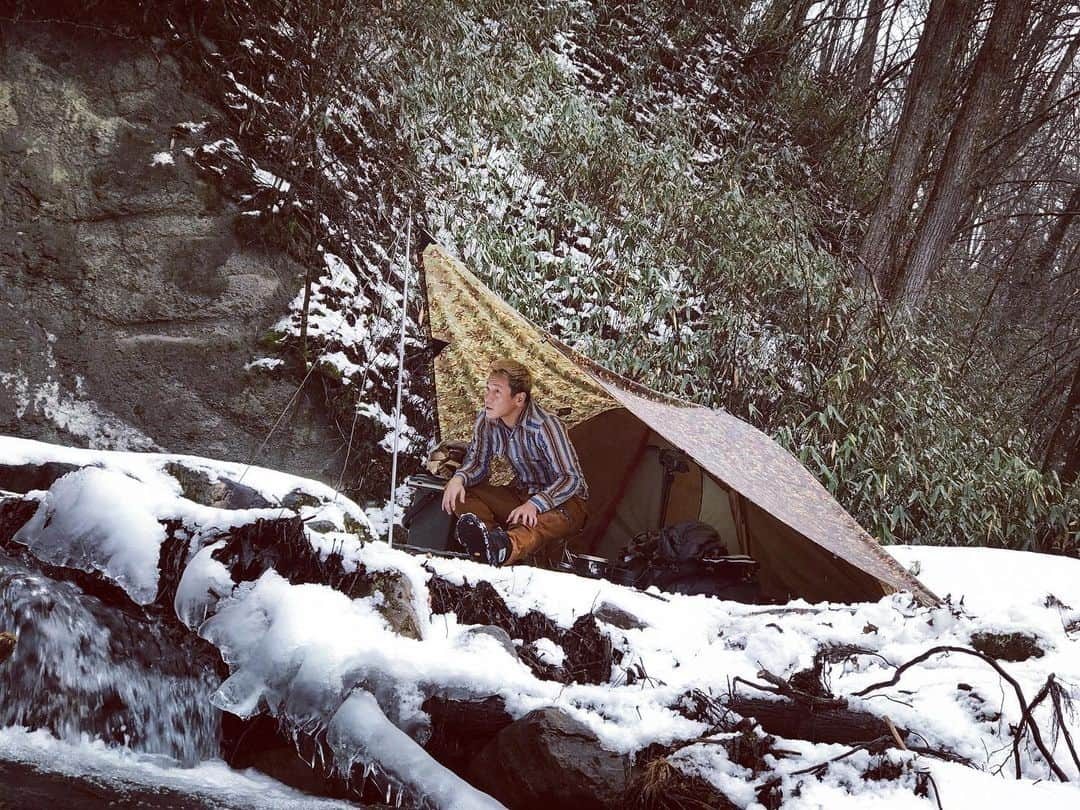 じゅんいちダビッドソンさんのインスタグラム写真 - (じゅんいちダビッドソンInstagram)「雪中で一人、やっとこれた⛺️ #キャンプ #ソロキャンプ #ひとりキャンプ  #雪中キャンプ  #焚火会 #JDCV 薄着なのは設営で汗かいた直後だから😅」1月23日 17時56分 - 0204junich_davidson_official