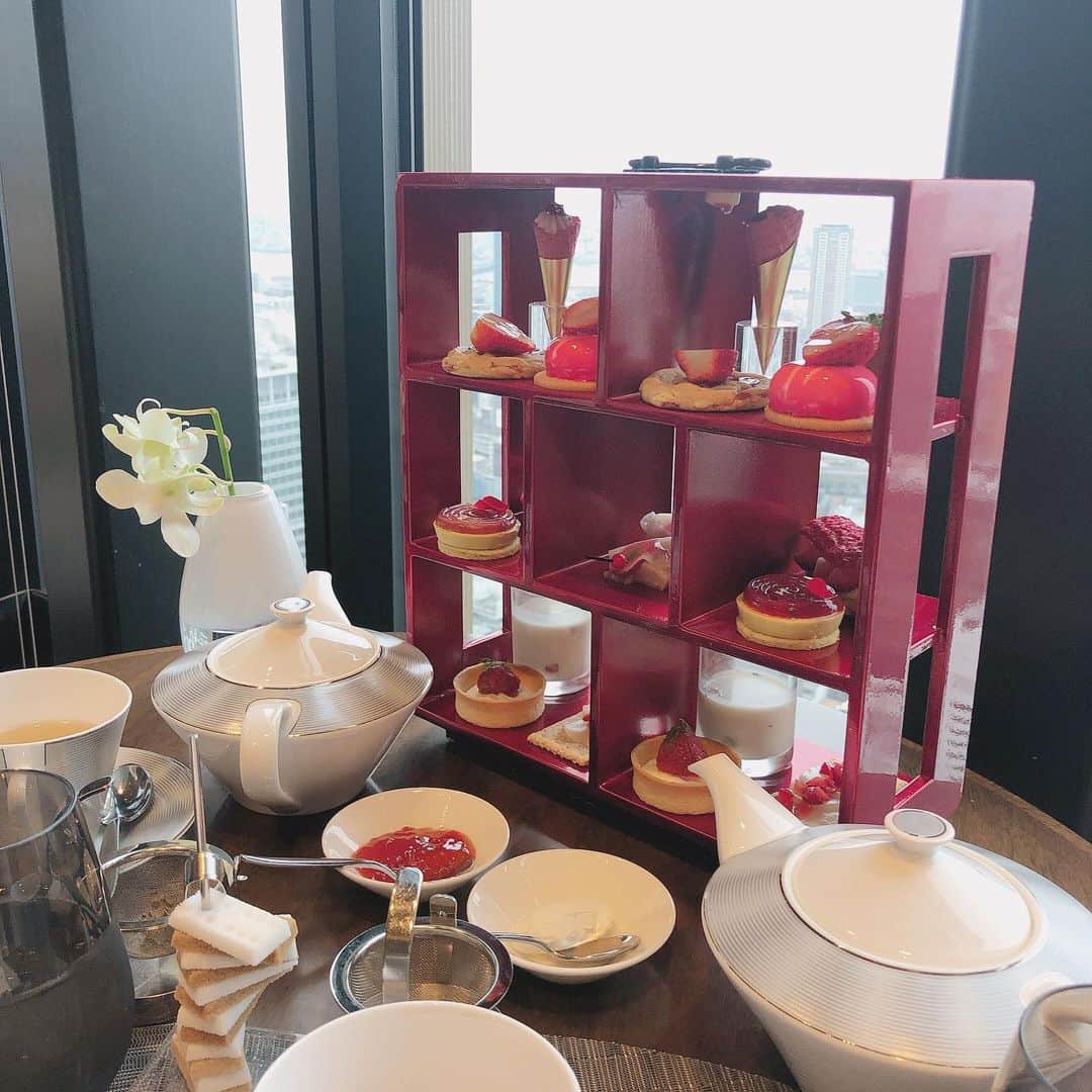 末井櫻子のインスタグラム：「🍓🍓🍓 ． ． ． 中高大が一緒の親友ちゃんと🥰🥰 ． ． 幸せな時間すぎた♡ ． ． ． #コンラッド大阪 #アフタヌーンティー #40スカイバーアンドラウンジ  #いちごアフタヌーンティー  #大阪アフタヌーンティー」