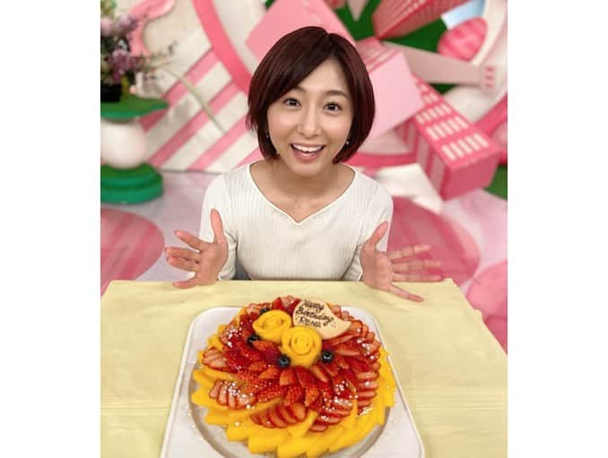 中川絵美里さんのインスタグラム写真 - (中川絵美里Instagram)「🎂﻿ 昨日は水曜メイン、市來アナのお誕生日でした🎉﻿ ﻿ とっても丁寧でしっかり者の市來ちゃん！！！﻿ いつも隣でニコニコしてくれますが、 ケーキが登場した瞬間の喜び様のキュートさといったら🤣❤︎﻿ ﻿ 素敵な1年になりますように🧚‍♀️﻿ おめでとう〜✨﻿ ﻿ そして最近お世話になった一部衣装も失礼します🙇‍♀️ #市來玲奈 アナ#happybirthday  #oha4#おはよん #衣装」1月23日 17時56分 - emiri_nakagawa