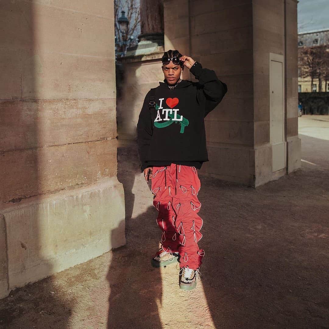 HYPEBEASTさんのインスタグラム写真 - (HYPEBEASTInstagram)「@hypebeaststyle: #ParisFashionWeek festivities have come and gone. For the past couple of days, France’s capital of Paris welcomed in the new Fall/Winter 2020 season. The final days of #PFW 2020 saw the City of Light’s most stylish denizens coming out in full force to celebrate the new seasonal lines dressed in street-influenced leisure wear paired with high-end luxury accessories and some of the most-coveted sneakers such as the sacai x Nike Blazer Mid and Off-White™ x Dunk Low. Hit the link in bio to check out our #streetstyle recap from Paris Fashion Week Fall/Winter 2020.⁠⠀ Photo: Rémy Muntu/@hypebeastfr」1月23日 12時32分 - hypebeast