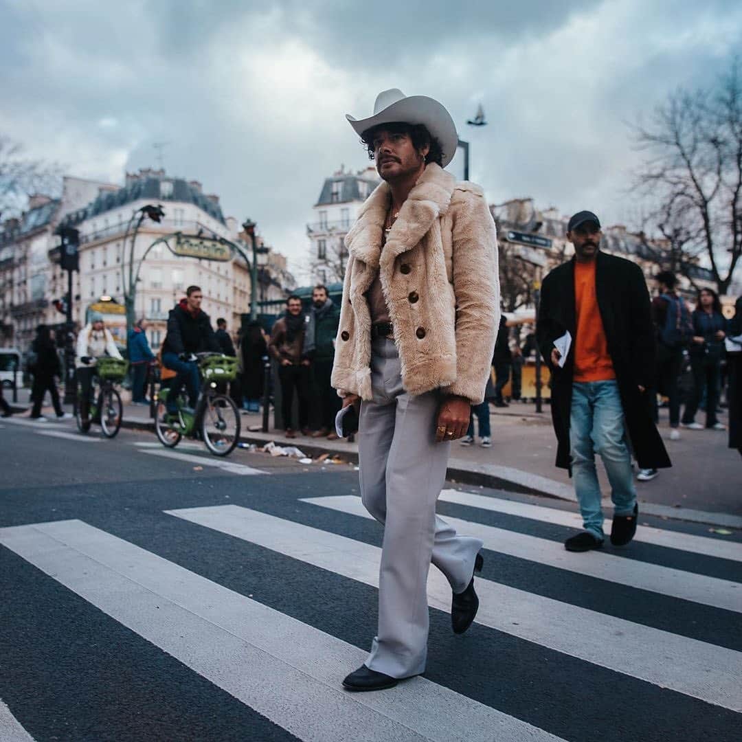 HYPEBEASTさんのインスタグラム写真 - (HYPEBEASTInstagram)「@hypebeaststyle: #ParisFashionWeek festivities have come and gone. For the past couple of days, France’s capital of Paris welcomed in the new Fall/Winter 2020 season. The final days of #PFW 2020 saw the City of Light’s most stylish denizens coming out in full force to celebrate the new seasonal lines dressed in street-influenced leisure wear paired with high-end luxury accessories and some of the most-coveted sneakers such as the sacai x Nike Blazer Mid and Off-White™ x Dunk Low. Hit the link in bio to check out our #streetstyle recap from Paris Fashion Week Fall/Winter 2020.⁠⠀ Photo: Rémy Muntu/@hypebeastfr」1月23日 12時32分 - hypebeast