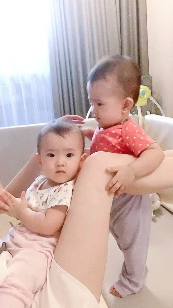 ジェシカ・ヤマダのインスタグラム：「@jessbebes #lifewithtwins」