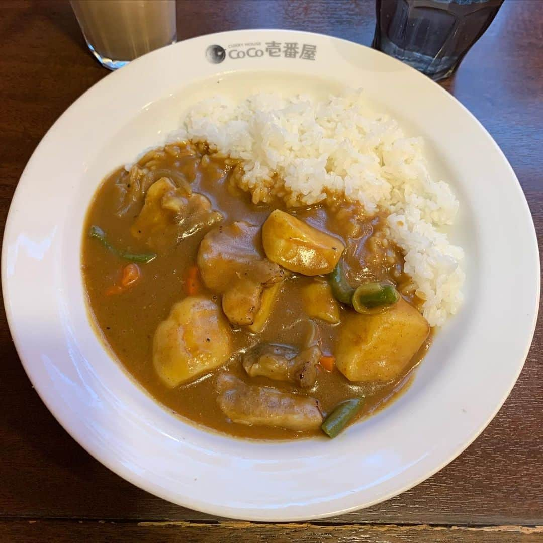 くろさんのインスタグラム写真 - (くろInstagram)「🥄オリジナルスプーン欲しさに グランド・マザー・カレー🍛ごはん少なめ828円 見事にハズレました😩 でココイチのアプリをインストールするとドリンククーポンが付いてくるので使ったら新人だったらしくレジ操作がわからず…。色々残念でした。 #グランドマザーカレー #オリジナルスプーン  #CoCo壱番屋 #ココイチ #CoCo壱番屋港区ヴィータイタリア店 #汐留ランチ #新橋ランチ #カレーランチ #ココイチランチ」1月23日 12時31分 - m6bmw