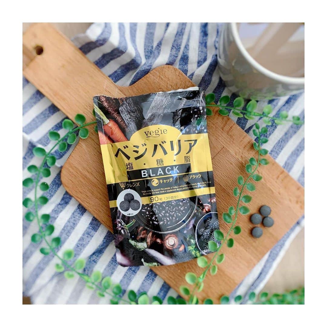 リナのインスタグラム：「正月太りを解消すべく、 ちょっぴりダイエットを開始👟 . でも… やっぱり甘いものはやめられないのよねぇ😞 先週末の旅行で 塩分・糖質・脂質…確実に摂りすぎてるし… . そんな時は、 【ベジエ ベジバリア塩糖脂 BLACK】 . ヤシ殻活性炭や桑の葉、 ブロッコリースプラウトなどの 自然由来の成分黒の吸着力で 「塩・糖・脂」にアプローチしてくれて、 溜めないカラダ作りをサポート🌟 . 食事と一緒に3粒飲むだけだから、 忘れっぽい私でも簡単👍 . これで美味しいものいっぱい食べられそう😋🍖 .................................................... #炭 #野菜 #塩糖脂 #sponsored #チャコール #ベジバリア  #サプリメント#ダイエット#栄養バランス #甘党さんと繋がりたい #甘いもの大好き #甘いもの好きな人と繋がりたい #ソイラテ #甘いものはやめられない」