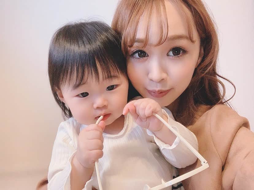 さっぴちゃんのインスタグラム：「♡. 𝐚𝐤𝐚𝐫𝐢❤︎𝐦𝐚𝐦𝐚 ↳𝑫𝑴✉️お返事 10件❥ . 最近の❤︎ そして少し前のあかりとわたしの ふざけた動画😂♡♡♡ . . どや顔でちゅーしてくれるの 本当可愛くてたまらん。 ゲラゲラ笑って毎日本当に楽しい🥺❤︎ . ずっとこのままよく笑って まま大好きなあかりで居てくれ〜😭♡と、 願うばかり。 . . 結婚式の後で届いた荷物そのまんまだし もう家の中めちゃくちゃだけど あかりが可愛いからお許しを(笑) . . お姉ちゃんになるまであと半年👶🏼🎀 . 甘やかしすぎなのかなと思う時もあるけど 今はとにかくあかりとたっっくさん ラブラブしたい(*´꒳`♥)♡♡♡(笑) . . ………………………………(♡)……………………………… .」