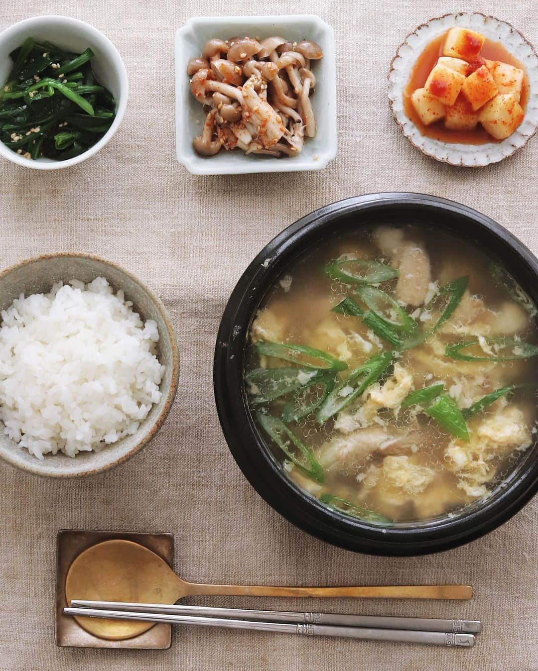 樋口正樹さんのインスタグラム写真 - (樋口正樹Instagram)「Soup lunch . お昼に鶏と卵のスープ、 白米、しめじのナムル、 ほうれんそうのナムル、 辛く塩っぱいカクテキ。 . . #お昼ごはん #卵スープ #鶏スープ #韓国料理 #스프 #한국요리 #koreanfood #souplunch #koreansoup」1月23日 12時48分 - higuccini