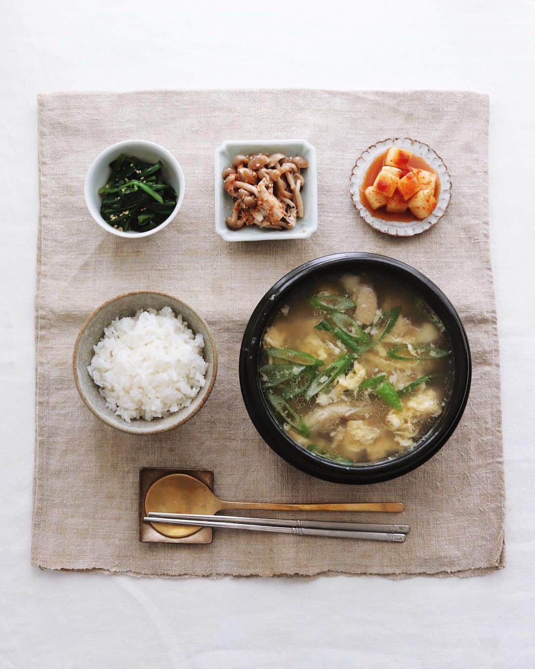 樋口正樹さんのインスタグラム写真 - (樋口正樹Instagram)「Soup lunch . お昼に鶏と卵のスープ、 白米、しめじのナムル、 ほうれんそうのナムル、 辛く塩っぱいカクテキ。 . . #お昼ごはん #卵スープ #鶏スープ #韓国料理 #스프 #한국요리 #koreanfood #souplunch #koreansoup」1月23日 12時48分 - higuccini
