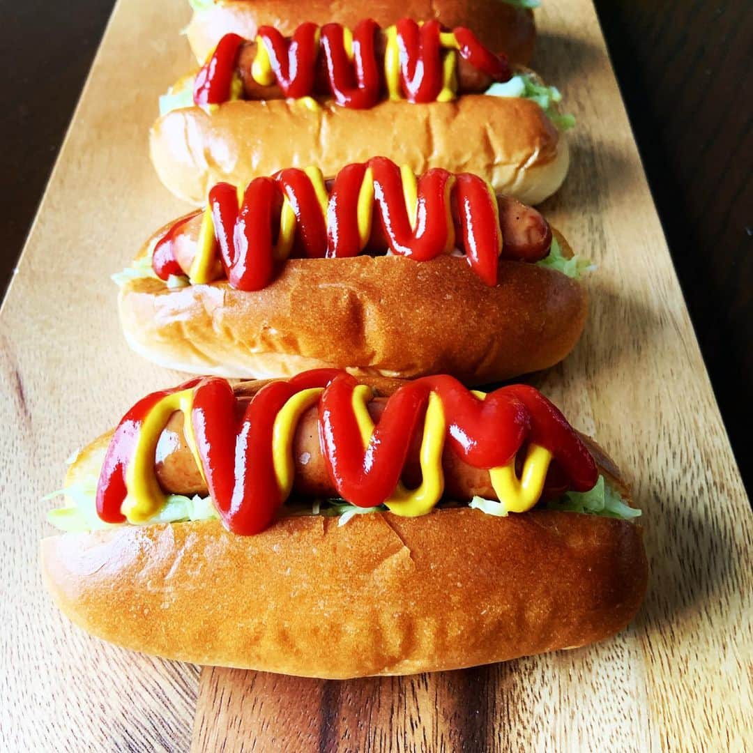 志摩有子さんのインスタグラム写真 - (志摩有子Instagram)「超熟ロールとシャウエッセンでホットドッグ。シャウエッセンの下には炒めてお酢を振ったキャベツを詰めて。パンは温めてふんわりほかほかに。我が家の自慢のホットドッグ。 #ホットドッグ #超熟ロール #シャウエッセン #arikoの食卓小腹がすいたら」1月23日 13時01分 - ariko418