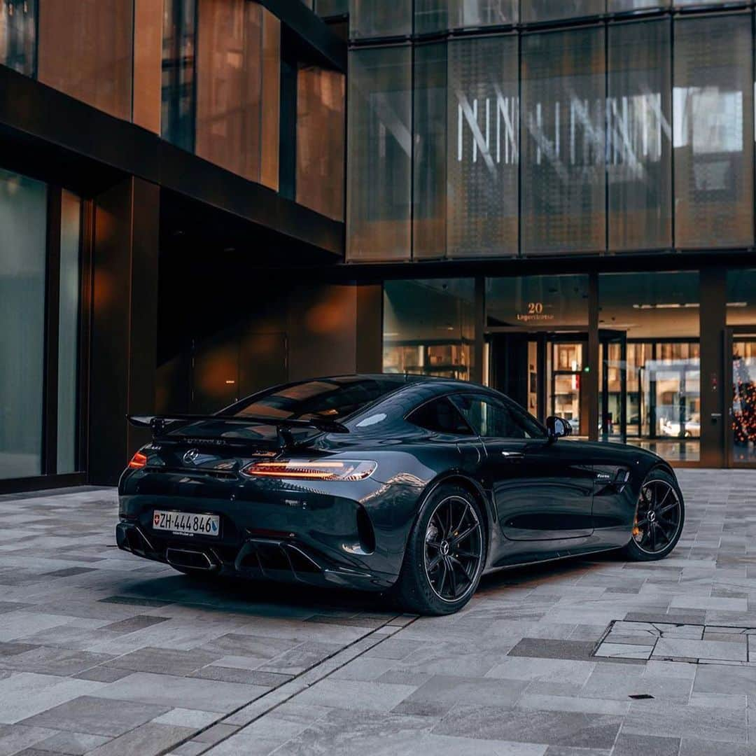 CarsWithoutLimitsさんのインスタグラム写真 - (CarsWithoutLimitsInstagram)「Facelift AMG GTR. I think it looks more better 😍😍 Photo @blekoshots @zn.amg.gtr  #carswithoutlimits #amggtr」1月23日 13時09分 - carswithoutlimits