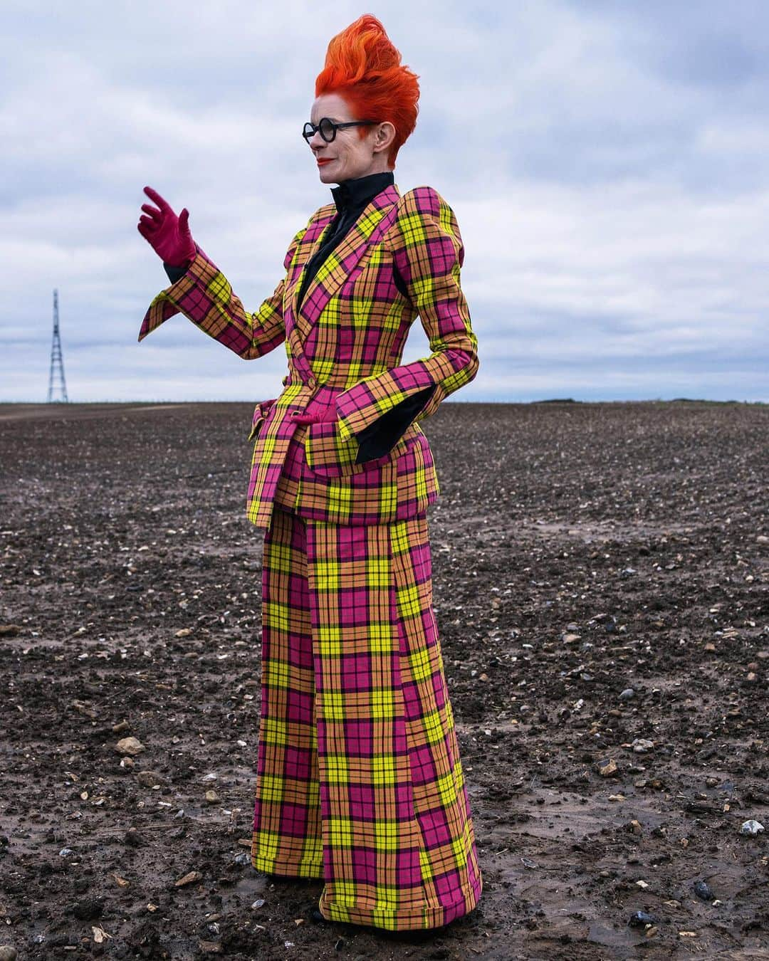 アガノヴィッチさんのインスタグラム写真 - (アガノヴィッチInstagram)「Making friends: Costume designer @thesandypowell braving a Dover winter for her @wmag profile in Aganovich. Photography @timwalkerstudio Styling @saramoonves Story #lynnhirschberg」1月23日 13時11分 - aganovich