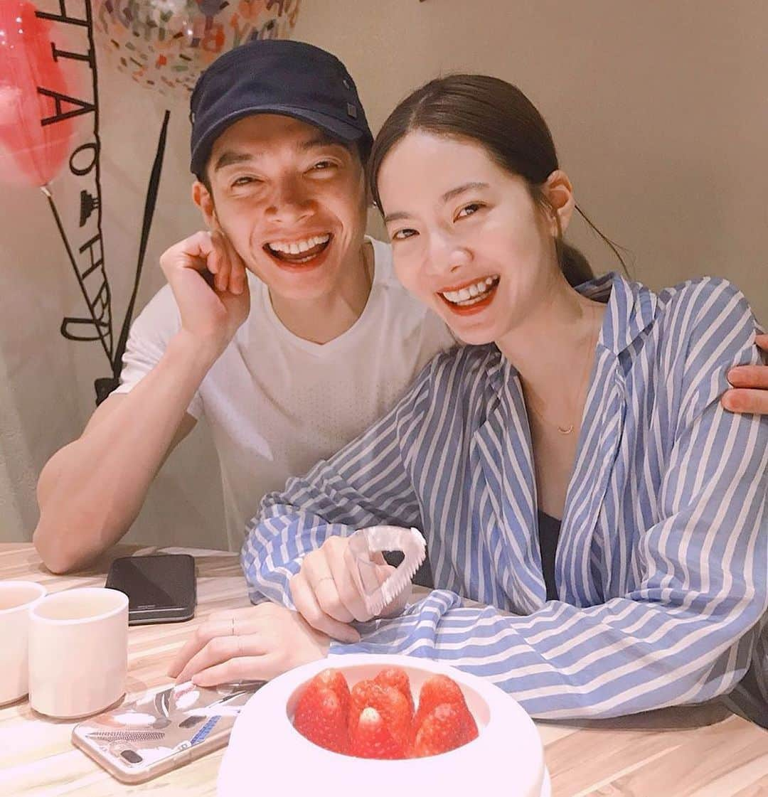 Vogue Taiwan Officialさんのインスタグラム写真 - (Vogue Taiwan OfficialInstagram)「#VogueCeleb﻿ ﻿ 恭喜喬喬 @chiaochiaotzeng 和辰亦儒 @calvinchen777 結婚了！兩人同時po出合照宣布結婚消息，曾之喬寫著：「我們認識了好久，陳先生看我從女孩變女人，也一路陪伴包容著我。」並宣布：今天起我是曾小姐也是陳太太。﻿ 而辰亦儒也說，人生進入下一個階段，2020新的一年，責任會更重，謝謝大家的祝福。﻿ ﻿ 期待兩人的婚禮！﻿ 點首頁 @voguetaiwan 連結看報導🔗 ﻿ #曾之喬 #辰亦儒 #結婚﻿ ﻿ 🖊 #itstifflu」1月23日 13時24分 - voguetaiwan