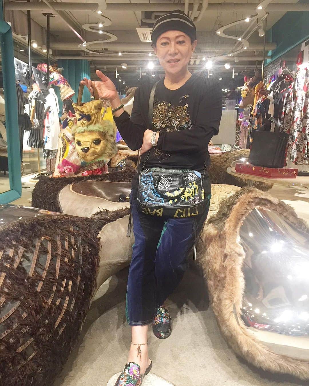 美川憲一さんのインスタグラム写真 - (美川憲一Instagram)「いつも コメントや、メッセージを ありがとございます。 😃  私服を褒めていただけるのは とっても嬉しいわね  #美川憲一#ファッションコーデ」1月23日 13時18分 - kenichimikawa_official