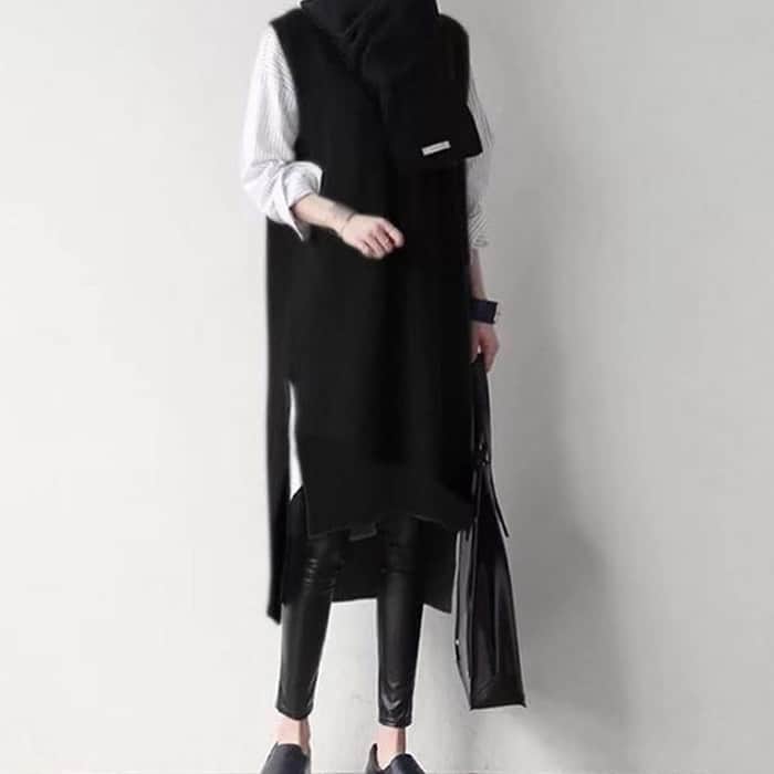 maison de LATIRのインスタグラム：「一枚でコーデを格上げ『レイヤードの幅が広がるロング丈ベスト。』 Ｖネックで胸元がすっきりと開いているので、ハイネックやシャツなどインナー合わせが楽しめます。 ニットベストが苦手な方でも着まわしやすい丈感で、ワンピースとしても着て頂けるのでコーディネートの幅が広がる◎ 前後丈感の違うデザインが、こなれ感のある大人っぽい雰囲気にしてくれます。 . お求めはコチラから▼▼ @maison_de_latir #maison_de_latir #https://shop-list.com/women/brand/maison-de-latir/」