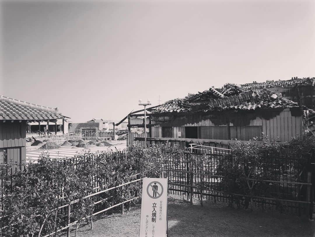 青木伸輔さんのインスタグラム写真 - (青木伸輔Instagram)「今週は親戚への挨拶や祖父祖母の御墓参り、叔父の御見舞いをしに沖縄へ行ってました。なので観光はほとんどしてませんが、首里城の跡地だけは見てきました。1日も早い復興を願っています。#首里城跡 #首里 #沖縄」1月23日 13時42分 - shinsuke.aoki