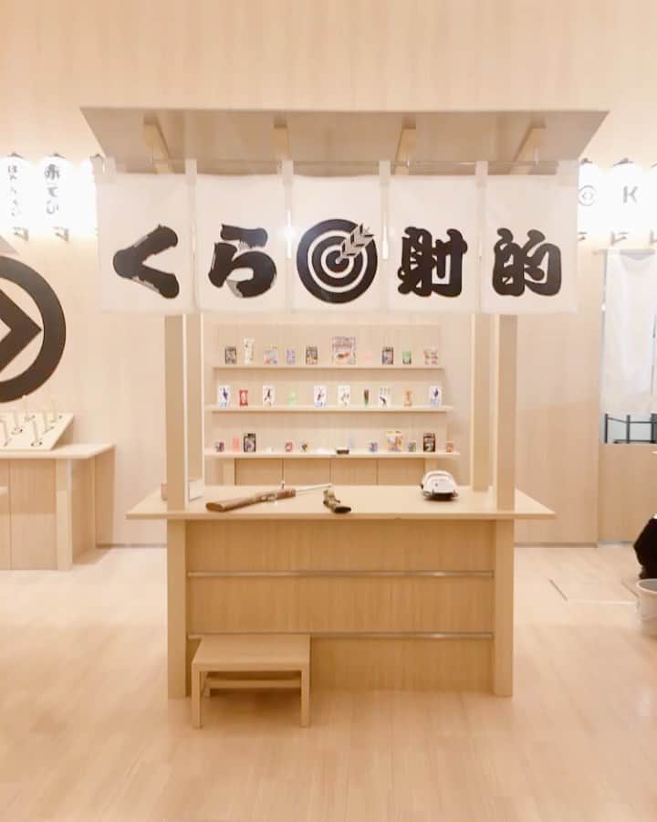 おかずクラブのインスタグラム：「#くら寿司 こんにちは〜 しれっと明けましておめでとうございます🌅なスタイリストです！ 今年もやんわりアップして行くので、やんわり覗いてください👀  昨日はTT兄弟さん(チョコレートプラネットさん)と一緒に、KK姉妹としてくら寿司さんのイベントでしたー！ KK姉妹最高でしたね〜！笑 国際的なくら寿司として、KK姉妹になったわけですが、想像以上のインパクト！ 浅草の新店舗は、射的コーナーもあり、見せて全体がお祭りみたいな雰囲気で、行くだけでワクワク！ せっかく射的コーナーあったので、コーナー前で📸 2枚目はエレベーターが奇跡のピンクだったので📸 3枚目は、ネットに上がってた写真なんだけど、最高すぎて思わず保存しちゃった。。。 最初はゆいPさんのインパクトで爆笑だったけど、よくよく見たら、後ろのオカリナさんも最高なんだよなぁー！  イベント後何をしたかは…この後アップしゃす！！ #くら寿司 #おかずクラブ #okazugram」
