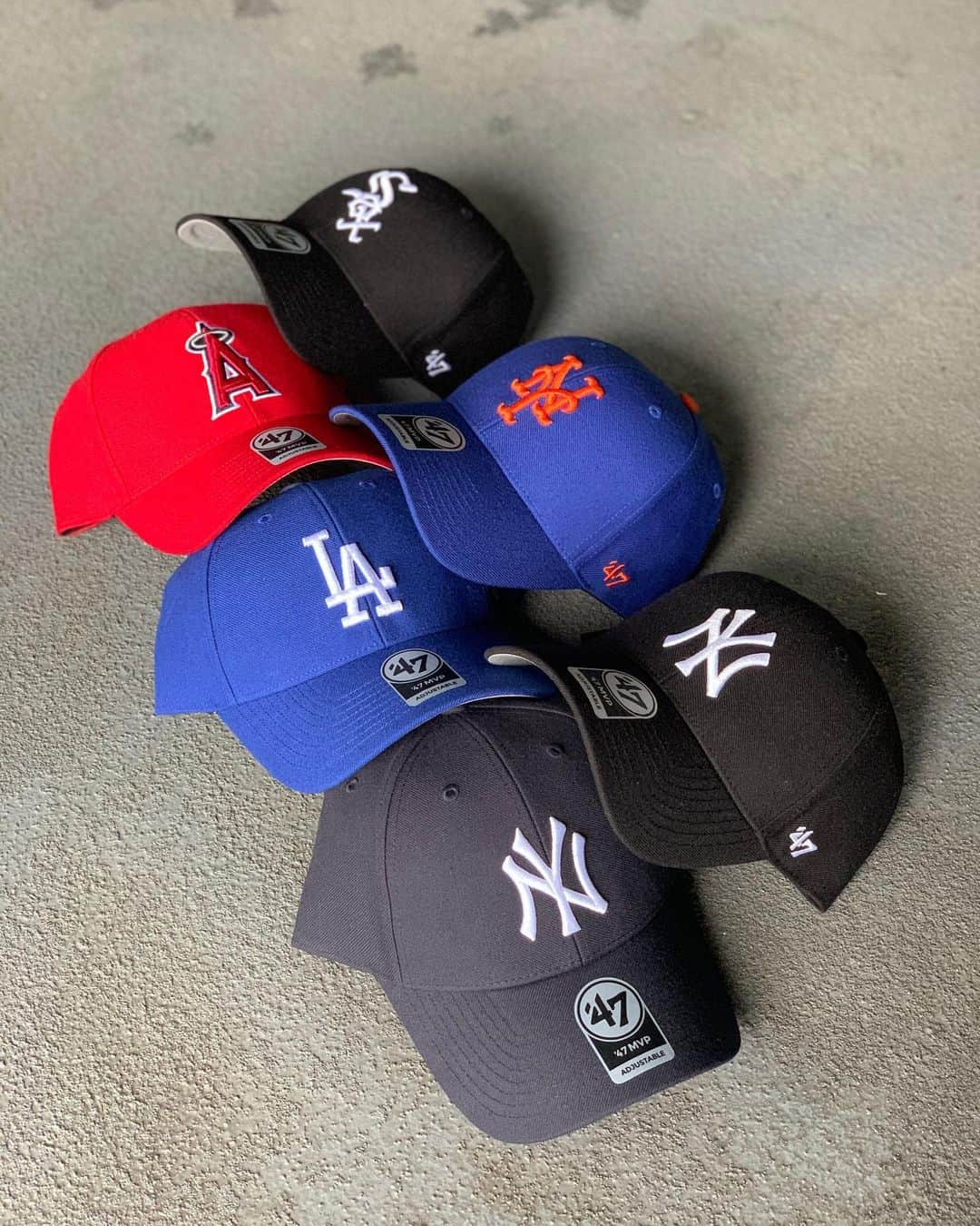 GROW AROUNDさんのインスタグラム写真 - (GROW AROUNDInstagram)「#growaroundnewarrivals  47 brand⚾️ MVP CAP 定番のMVP再入荷中です👍 FITTEDの様な硬めの素材で後部分はマジックテープで調整できます。」1月23日 13時35分 - growaround