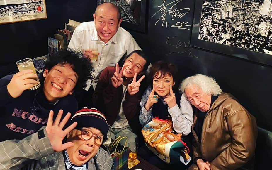 アキ（荒木良明）さんのインスタグラム写真 - (アキ（荒木良明）Instagram)「台本のない新喜劇大盛況ありがとうございました✨✨ 一緒に舞台をつくってくれた皆皆皆様、感謝です‼︎ 即興の歌、ダンス、ダンスでは小堺一機さんの3回転やブレイクダンスみたいな舞い😆ずんのやすさんがいろいろ仕掛ける仕掛けるので大暴れ😳それにみんなのYes&で肯定肯定で乗っかっていくから、もうすごかったよー。 わたくしは初の婦人警官役。 皆さん大暴れで、取り締まりきれなかったなぁ〜 とは言っていながら、結局婦人警官役から赤松君の一言でニセ警官役に殺人犯役にと、一瞬で正義から悪に。 いやーもう脳みそ喜びまくり。めっちゃ楽しいやん😂 今回の台本のない新喜劇、ぷららひかりTV放送ないのでごめんなさい。参加してくれたみんなが台本のない新喜劇でTwitterしてくれてるから、よかったら感想を読んだりしてみて、次回よかったら劇場にきてみてね。 打ち上げは2次会から3次会の4時まで☺️高平哲郎先生、清水ミチコさんが観劇からの打ち上げに参加してくださり、小堺さんと、すっごい素敵な貴重なお話しの数々。 感動しっぱなし。 あーいい日やったー  さぁ今日の舞台がはじまります🤗  #台本のない新喜劇 #ルミネtheよしもと #Yes& #肯定でつなぐ #小堺一機　さん #ずんやす　さん #こまつくんいつもありがとう #取締りきれなかった #正義から悪 #脳みそが喜んでる  #婦人警官 #吉本新喜劇アキ #めっちゃ楽しいやん  #そういう時期でしょ」1月23日 13時53分 - mizutamareppuaki