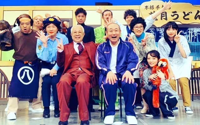 アキ（荒木良明）さんのインスタグラム写真 - (アキ（荒木良明）Instagram)「台本のない新喜劇大盛況ありがとうございました✨✨ 一緒に舞台をつくってくれた皆皆皆様、感謝です‼︎ 即興の歌、ダンス、ダンスでは小堺一機さんの3回転やブレイクダンスみたいな舞い😆ずんのやすさんがいろいろ仕掛ける仕掛けるので大暴れ😳それにみんなのYes&で肯定肯定で乗っかっていくから、もうすごかったよー。 わたくしは初の婦人警官役。 皆さん大暴れで、取り締まりきれなかったなぁ〜 とは言っていながら、結局婦人警官役から赤松君の一言でニセ警官役に殺人犯役にと、一瞬で正義から悪に。 いやーもう脳みそ喜びまくり。めっちゃ楽しいやん😂 今回の台本のない新喜劇、ぷららひかりTV放送ないのでごめんなさい。参加してくれたみんなが台本のない新喜劇でTwitterしてくれてるから、よかったら感想を読んだりしてみて、次回よかったら劇場にきてみてね。 打ち上げは2次会から3次会の4時まで☺️高平哲郎先生、清水ミチコさんが観劇からの打ち上げに参加してくださり、小堺さんと、すっごい素敵な貴重なお話しの数々。 感動しっぱなし。 あーいい日やったー  さぁ今日の舞台がはじまります🤗  #台本のない新喜劇 #ルミネtheよしもと #Yes& #肯定でつなぐ #小堺一機　さん #ずんやす　さん #こまつくんいつもありがとう #取締りきれなかった #正義から悪 #脳みそが喜んでる  #婦人警官 #吉本新喜劇アキ #めっちゃ楽しいやん  #そういう時期でしょ」1月23日 13時53分 - mizutamareppuaki