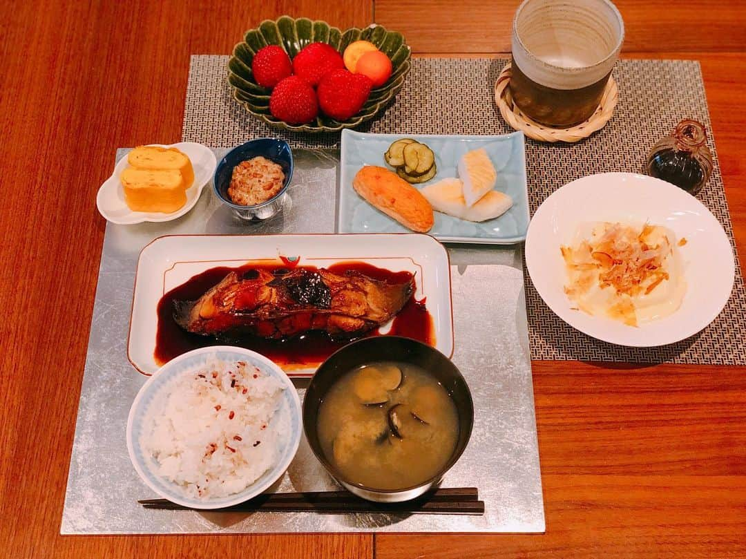 英玲奈さんのインスタグラム写真 - (英玲奈Instagram)「#今日の朝ご飯 #夫の朝ご飯 #古代米入りご飯 #蜆の味噌汁 #カレイの煮付け #温豆腐 #さつま揚げと笹かま #自家製糠漬け #卵焼き #納豆 #金柑 #苺 #ていねいな暮らし #季節を感じる暮らし#からだにいいこと #からだにやさしいごはん #おうちごはん#夫の健康守りたい#10年後の健康の為に#無添加#無化調#オーガニック#低gi #美腸活#趣味生活#erenakitchen」1月23日 13時55分 - erena_erenyan