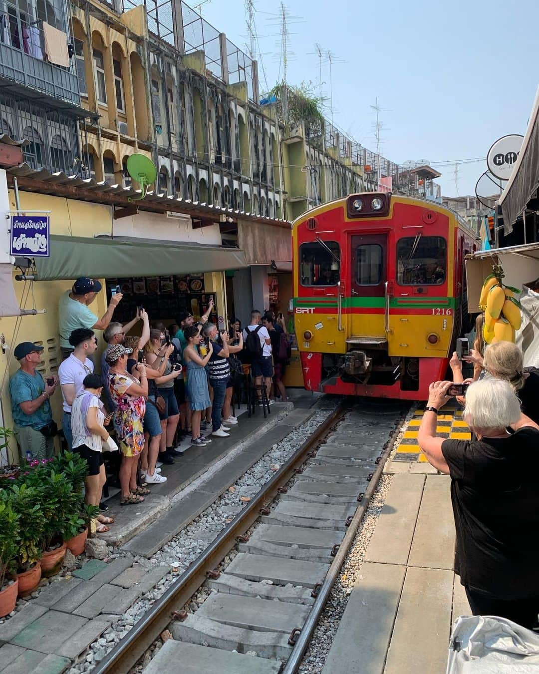 植野有砂さんのインスタグラム写真 - (植野有砂Instagram)「Train is coming 🚋!! (For real) the lady from the restaurant told us to stand on the railway while train is coming right behind us and we were so confused !!! Lol🤯 but we ended up got this photo and thanks to the lady 🙏🏻✨and THANK YOU @pearypie for coming with me 🥺❤️❤️❤️電車撮影待ってたらいきなりレストランの人がここに立って！って後ろからめちゃ電車来てて立ち入り禁止のとこ立たせてくれて戸惑ってる瞬間😂写真撮らせてくれたんだ、ありがとう🙏🏻💕 #thailand #maeklongrailwaymarket #umbrellamarket」1月23日 13時55分 - alisaueno