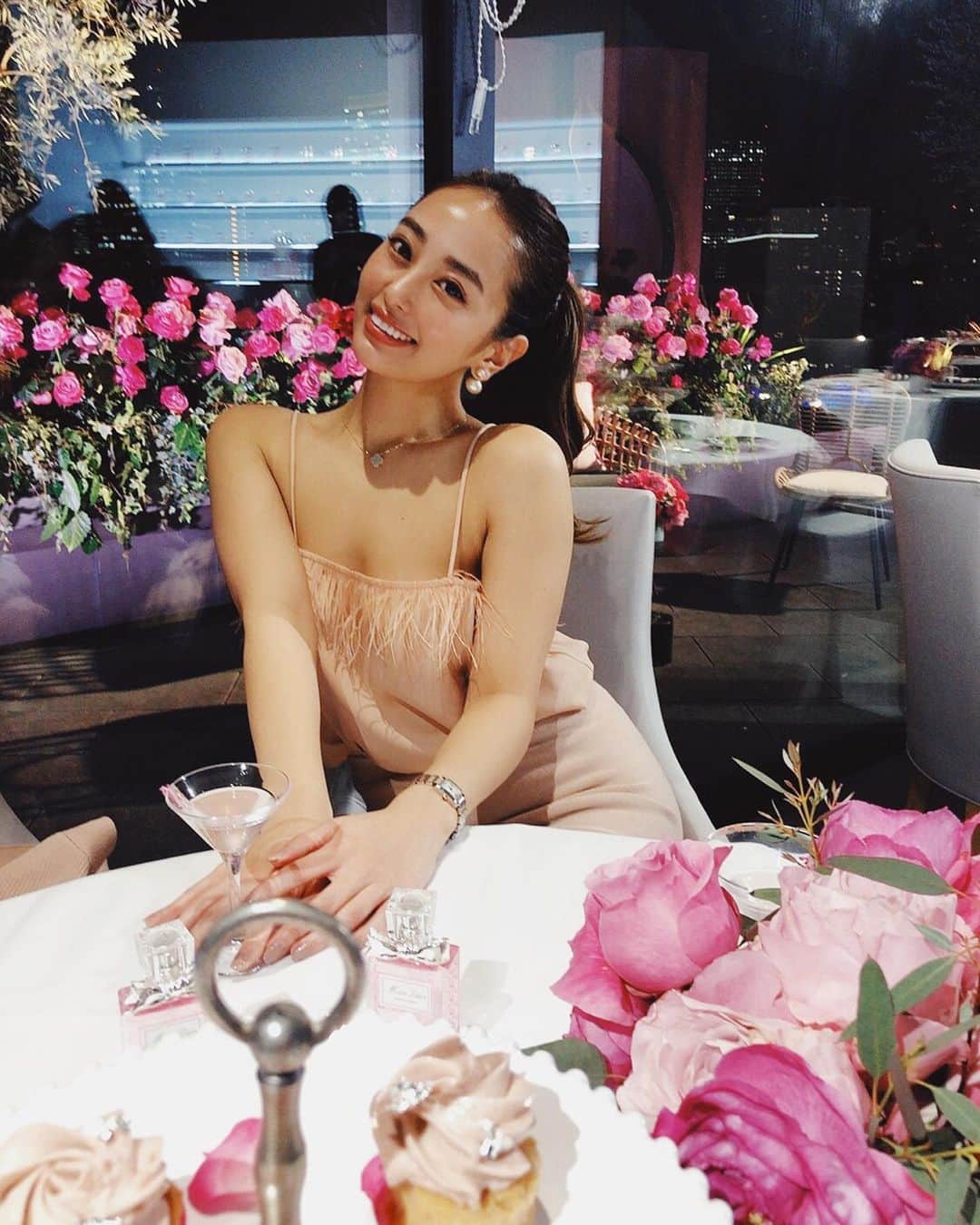 のインスタグラム：「𝑴𝒊𝒔𝒔 𝑫𝒊𝒐𝒓の新フレグランス🌹 つけた瞬間に華やかなローズの香りが広がりより女性らしく💎  #missdior #ミスディオール#ローズアンドローズ @diorparfums」