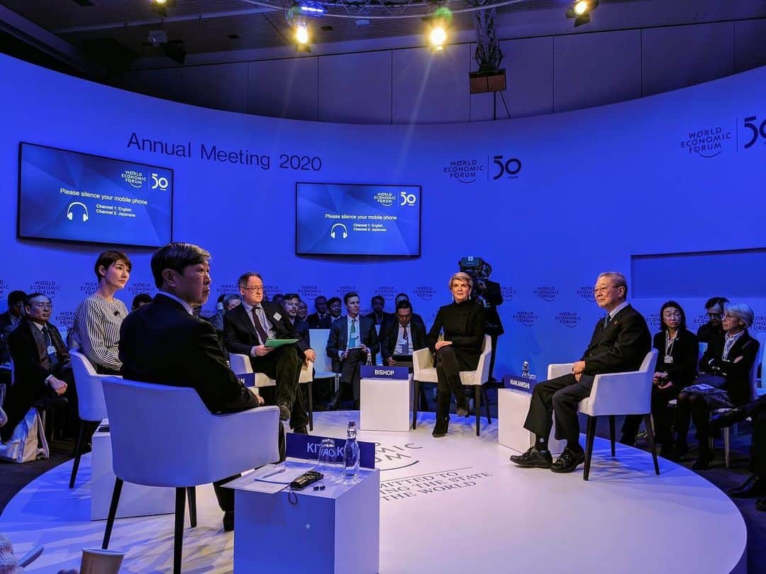のインスタグラム：「ダボス会議のJapan:Strategic Outlookパネルに登壇しました。こちらで動画が見られます。 https://www.weforum.org/events/world-economic-forum-annual-meeting-2020/sessions/strategic-outlook-on-japan 医大の女性減点問題など日本社会全体で見られる女性差別の現状、不動産業界の外国人差別などについてコメントしました。  他パネリストは： JICAの北岡伸一氏 経団連の中西会長 ビショップ元オーストラリア外務大臣 モデレーター: Financial TimesのGideon Rachman氏」