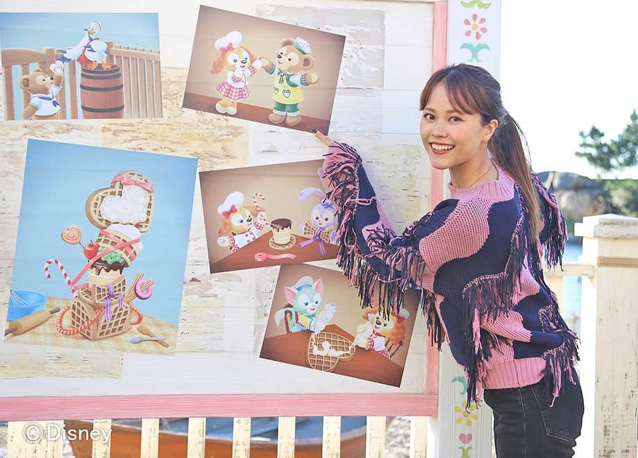 のインスタグラム：「＼💗ベルちゃんの📷フォトレポート！／ ケープコッドに掲示板のような特別なデコレーションがあります！ そこにはダッフィー、シェリーメイ、ジェラトーニ、ステラ・ルーとの楽しいシーンが描かれています。  #これなに #これから東京ディズニーリゾートいっちゃう？」