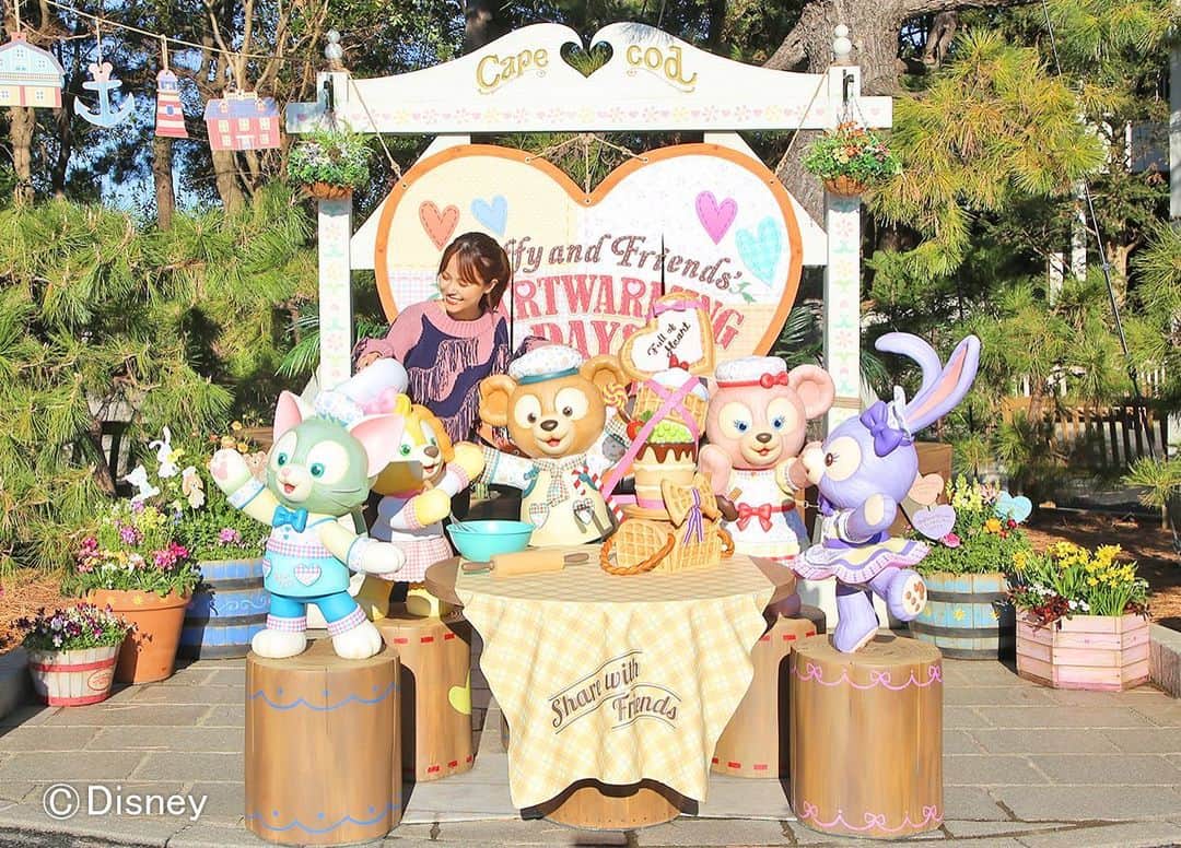 のインスタグラム：「＼💗ベルちゃんの📷フォトレポート！／ 他にもダッフィーたちの可愛いデコレーションがいっぱいあります！ 記念写真にバッチリですよ！  #これなに #これから東京ディズニーリゾートいっちゃう？」