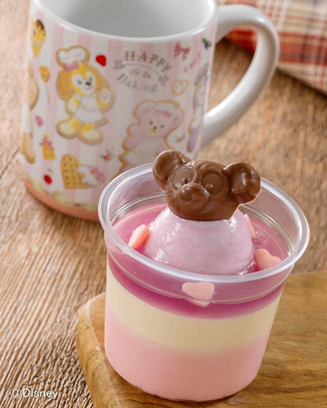 のインスタグラム：「＼💗ベルちゃんの📷フォトレポート！／ チョコレートのダッフィーが上に乗っています。 周りに散りばめられたハートのチョコがすごく可愛い！  バニラ＆ピーチムース、スーベニアカップ付き ¥900  #これなに #これから東京ディズニーリゾートいっちゃう？」