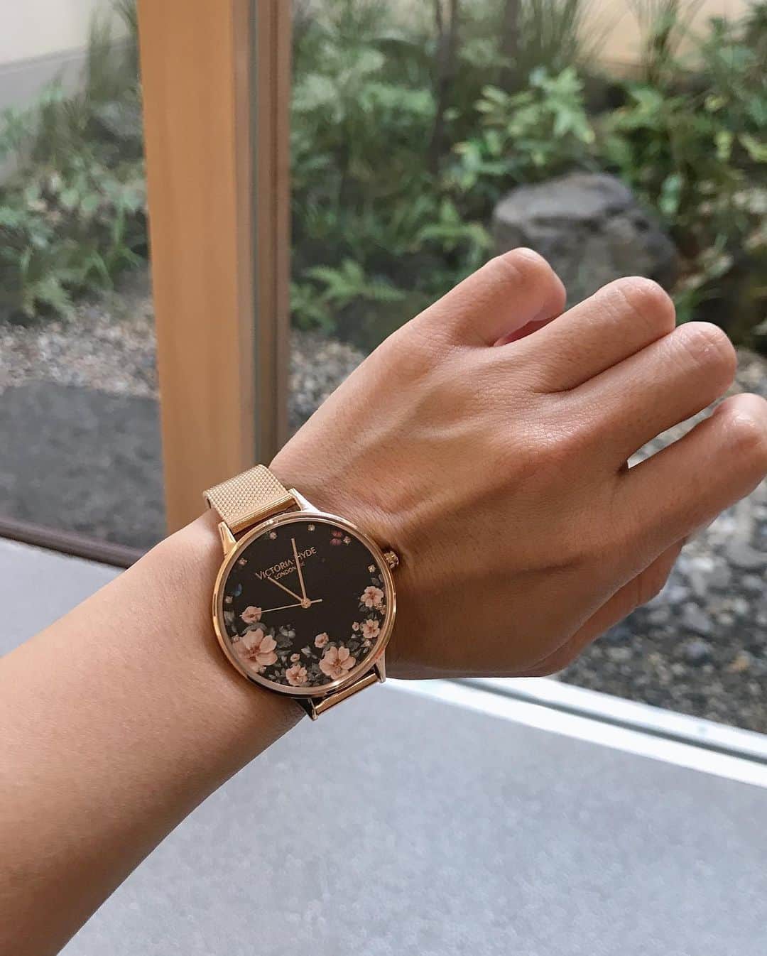 mahoさんのインスタグラム写真 - (mahoInstagram)「(*´꒳`*)🌸 。 いま何時！？って聞かれた瞬間の… #オフショット　(　≖´౪≖｀)✨ 。 。 #時計　は公式#アンバサダー を務めている 有名な @tictac_press の… 。 #ヴィクトリアハイドロンドン @victoriahydelondon  の#時計　(*´꒳`*)🌸 。 。 デザインがお洒落すぎて毎日つけてる❤️ 。 。 。 ちなみに先日の#祇園　#京都　にて… ここの#カフェ　のお店大好きすぎて 毎回来てる(*´꒳`*)🌸 。 。 少人数の座席しかないし高級な食器が 沢山ある中#カフェ　できちゃう❤️ 。 。 お気に入り(　≖´౪≖｀)✨ 。 。 。 。 。 。 。 。 。 。 #tictac#ヴィクトリアハイドロンドン#ヴィクトリアハイドロンドンアンバサダー  #fashion#shooting#fashionmodel  #ootd#cafe#寿司#居酒屋  #トレーニング#gym#格闘技#スクワット#fitness#パーソナルトレーニング  #美容#アディクシーカラー#食べ歩き#痩身 #東京#恵比寿#梅田#三宮」1月23日 14時20分 - i.0ff1cia1._.m.ah.0