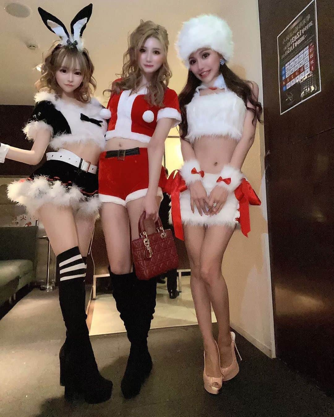 桜ゆみさんのインスタグラム写真 - (桜ゆみInstagram)「. みむちゃんとも撮れたのあった🤭💕 赤🎅黒🎅白🎅☺️💕💕 .  #fabric #新宿ファブリック #ファブリック #ラウンジ #キャバクラ #キャバ嬢 #歌舞伎町 #歌舞伎町キャバ嬢 #桜ゆみ #移籍 #christmasparty #christmascosplay #xmasparty #クリスマスパーティー #クリスマスイベント #クリスマスコスプレ #クリスマスコス #コスプレ  #maisondebeaute #メゾンドボーテ #gentlemanzclub #ジェントルマンズクラブ #ジェントル #一夏 #celux #セリュックス #セリュ #未夢」1月23日 14時32分 - yumi.sakura1111