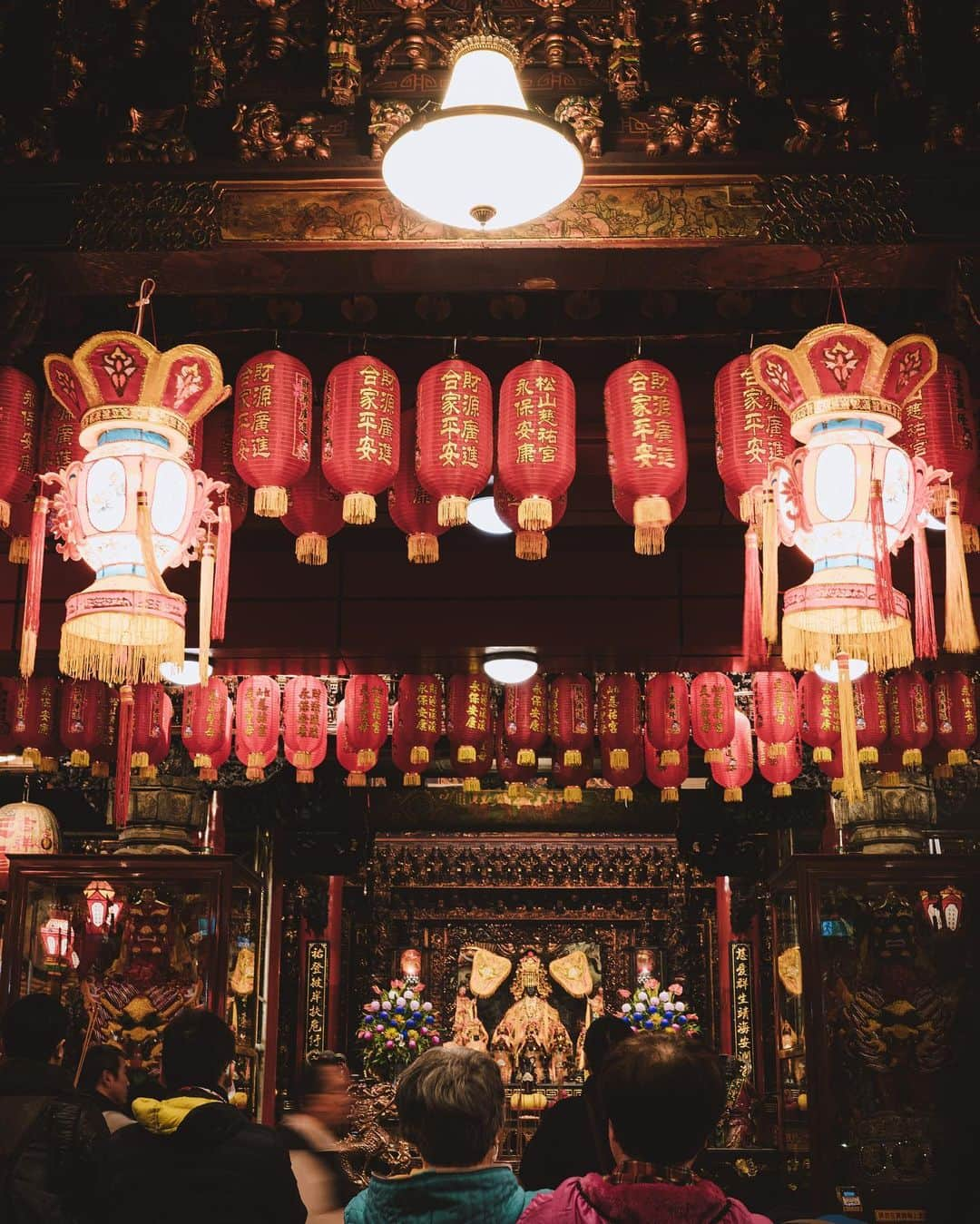 市川渚さんのインスタグラム写真 - (市川渚Instagram)「Beautiful Chinese new year decorations at #songshanciyoutemple 🇹🇼﻿ ﻿ ﻿ ﻿ ﻿ 饒河街観光夜市の入り口ちかくにある「松山慈祐宮」。道教廟（道教の寺院）で天上聖母という、あらゆる願いを叶えてくれる神様が祀られている場所らしい。﻿ ﻿ 旧正月前だったからか、いつもにまして煌びやか。﻿ ﻿ ﻿ ﻿ ﻿ #travelabroad#taipeitravel#旅#taiwantrip #taiwantravel#台北旅行#photolog#taipeitrip#台湾旅行#台北観光#taipei#台湾観光#松山慈祐宮#temple#sonya7iii#sonyalpha#a7iii#batis240#zeissbatis」1月23日 14時52分 - nagiko