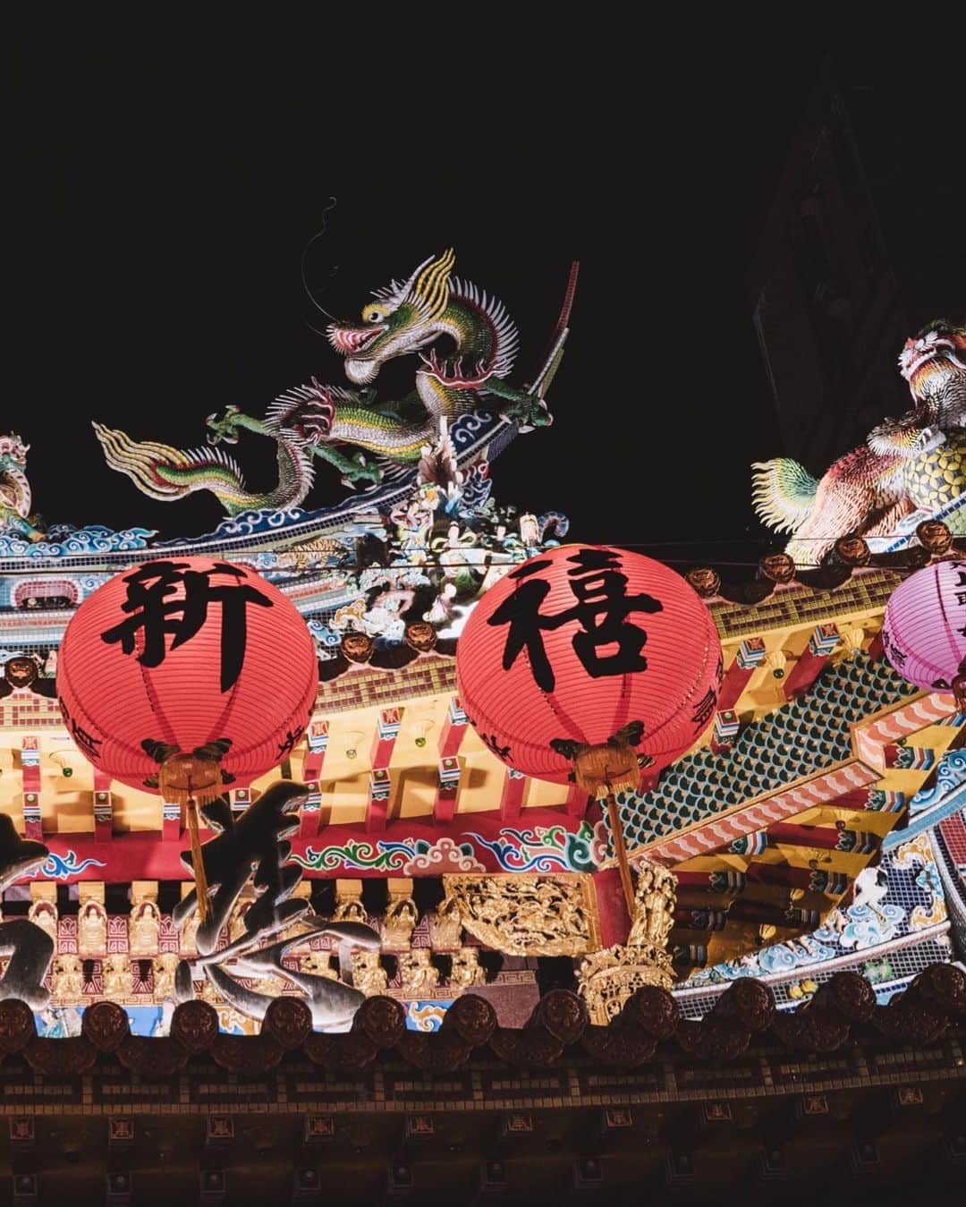 市川渚さんのインスタグラム写真 - (市川渚Instagram)「Beautiful Chinese new year decorations at #songshanciyoutemple 🇹🇼﻿ ﻿ ﻿ ﻿ ﻿ 饒河街観光夜市の入り口ちかくにある「松山慈祐宮」。道教廟（道教の寺院）で天上聖母という、あらゆる願いを叶えてくれる神様が祀られている場所らしい。﻿ ﻿ 旧正月前だったからか、いつもにまして煌びやか。﻿ ﻿ ﻿ ﻿ ﻿ #travelabroad#taipeitravel#旅#taiwantrip #taiwantravel#台北旅行#photolog#taipeitrip#台湾旅行#台北観光#taipei#台湾観光#松山慈祐宮#temple#sonya7iii#sonyalpha#a7iii#batis240#zeissbatis」1月23日 14時52分 - nagiko