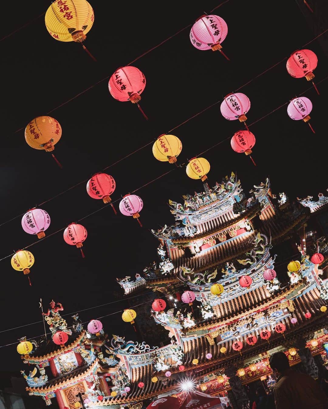市川渚さんのインスタグラム写真 - (市川渚Instagram)「Beautiful Chinese new year decorations at #songshanciyoutemple 🇹🇼﻿ ﻿ ﻿ ﻿ ﻿ 饒河街観光夜市の入り口ちかくにある「松山慈祐宮」。道教廟（道教の寺院）で天上聖母という、あらゆる願いを叶えてくれる神様が祀られている場所らしい。﻿ ﻿ 旧正月前だったからか、いつもにまして煌びやか。﻿ ﻿ ﻿ ﻿ ﻿ #travelabroad#taipeitravel#旅#taiwantrip #taiwantravel#台北旅行#photolog#taipeitrip#台湾旅行#台北観光#taipei#台湾観光#松山慈祐宮#temple#sonya7iii#sonyalpha#a7iii#batis240#zeissbatis」1月23日 14時52分 - nagiko