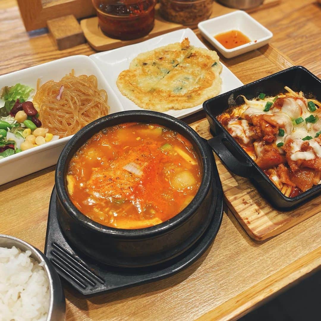 のインスタグラム：「. . 最近辛いものにハマってる🌶 . この間初めて韓美膳行ったけど、どれも美味しくてボリューミーで良かった✨ . . 今日はハナさんとご飯食べてからお仕事〜！ 楽しみ楽しみ🥰 . . #lunch #ランチ #韓国グルメ  #韓美膳」