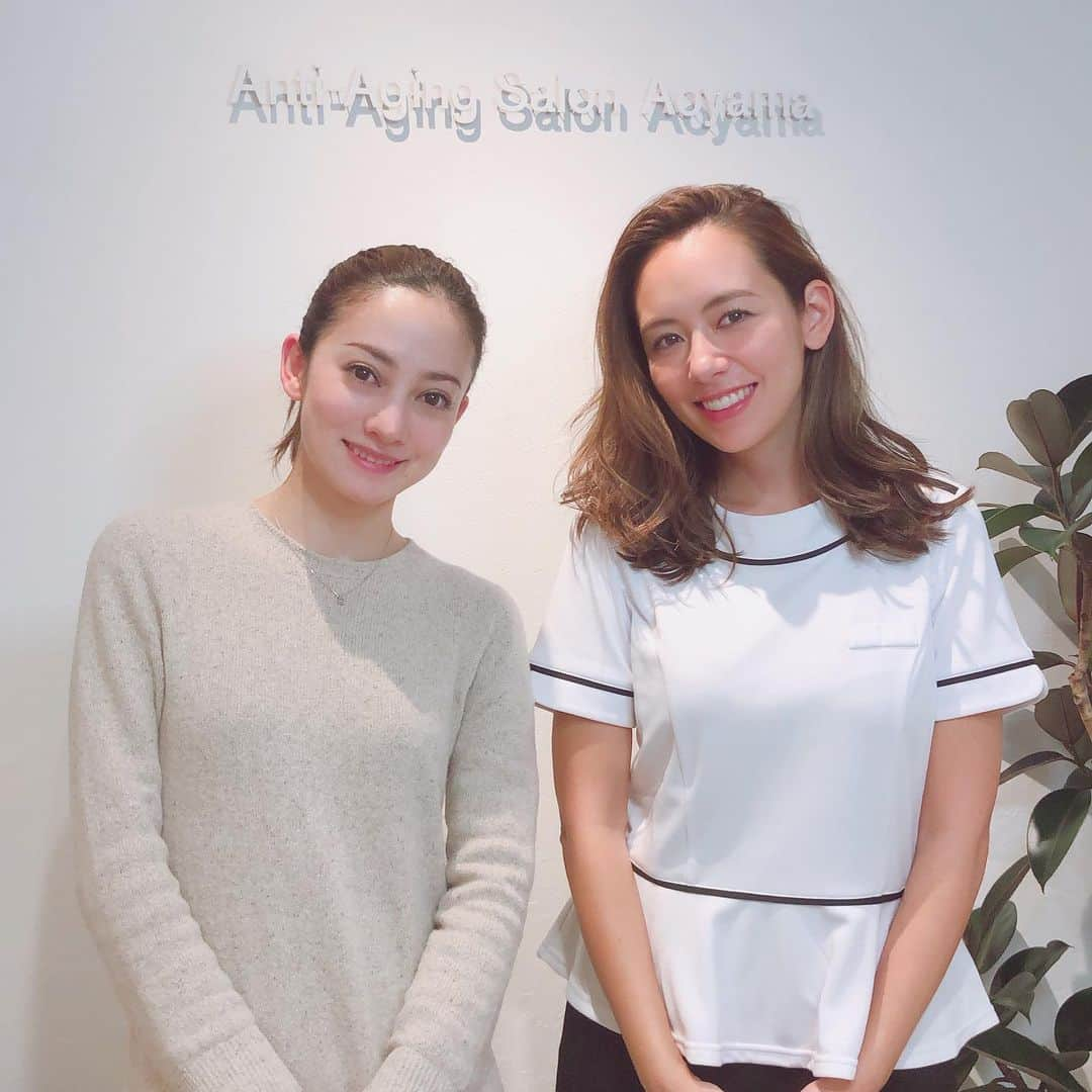 英玲奈さんのインスタグラム写真 - (英玲奈Instagram)「先日、 @naomiayukawa  ちゃんがオープンした、 @antiagingsalonaoyama  に行ってきました！ 主に２つの機械とハンドでほぐして行くんだけど、 しっかり体の深部まで温めてからほぐすから効果絶大！ 痩せたい方はもちろん、 私のように、とにかく凝りをほぐして巡りを良くしたい方にもオススメです！ フェイシャルはやってないんだけど、 気になっていたオデコのシワが伸びたかも！ 体は一枚の皮で出来てるから、 改めてボディメンテナンスの大切さに気づきました！ それにしてもなおみちゃん可愛すぎたー。 通ったら憧れのなおみボディに近づけるかしら💗」1月23日 15時00分 - erena_erenyan