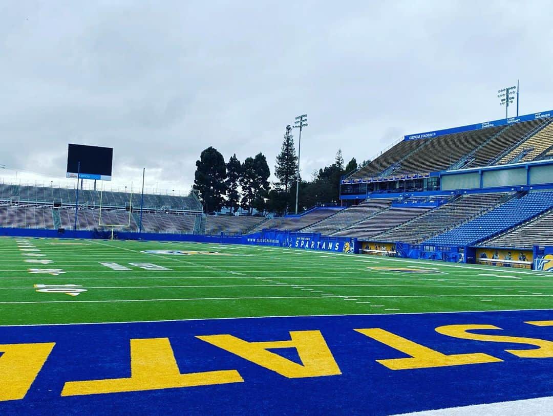 村田透さんのインスタグラム写真 - (村田透Instagram)「今自分はアメリカカリフォルニア州サンノゼに来ています。サンノゼ州立大学の施設を使わせてもらってみっちりトレーニング出来ています。野球場だけないようで隣にあるサンフランシスコジャイアンツのマイナーリーグのHi-Aのチームのところを借りています。主にアメフトのスタジアム、ジムを使わせてもらっていキャンプに向けて充実した日々を送ることが出来ています。 #アメリカ #カリフォルニア州 #サンノゼ #サンノゼ州立大学 #北海道日本ハムファイターズ #村田透」1月23日 15時02分 - toru_murata520