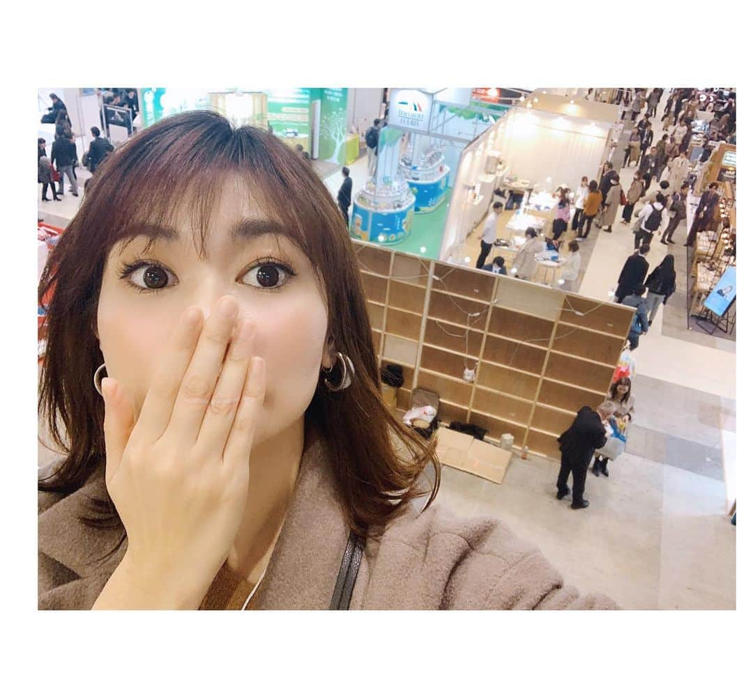 吉田奈央さんのインスタグラム写真 - (吉田奈央Instagram)「びっくら〜！ なんやねんこの顔😳笑 ＊ ❤︎COSME TOKYO 2020❤︎ ＊  美容・コスメ好きにはもう神的！ 嬉しすぎる展示会でした🥺💓 ＊  日本だけじゃなく世界中の最新コスメを試せるのって中々ないから、すごい貴重なひとときだったよ💄 ＊  たくさんの出展数の中からスキンケアではやはりマスクに目がいきました🥚 ＊  しあわせ堂の#スムス#SUMMUS のマスクは密着度が高く、保湿効果も満足でした🤤 帰ってから#フェイスパッチ をやってみたのだけどクリーム状になってて珍しかったなー😳 ＊  あとは#しの美 さんのクリームを体験したよ🍵 クリームはのびが良くて、もちっと感にも癒された💕 着物のお姉さんも可愛かったなー👘笑 ＊  そしてもうブランドのロゴに釘付けだった #ジョアンズアキーパー  #joansakeeper 👒  リップクリームに石鹸にもう全てが可愛くてプレゼントで貰ったら絶対うれしいブランド🎁 はちみつ美容はやっぱりすき🍯🐝 ＊  韓国のパックも今や色んなのあるのね！ サラダにワッフルに進化してて驚き😍 ＊  また改めて#コスメレポ を投稿するねー✨✨ @cosme_tokyo  #cosmetokyo#cosmetokyo2020#国際化粧品展#コスメマニア#コスメレビュー#第8回国際化粧品展#cosmetokyoオフィシャルリポーター #PR#美容#メイク#メイク好きな人と繋がりたい#新作コスメ#海外コスメ#スキンケアマニア#美肌になりたい#」1月23日 15時15分 - nao70818