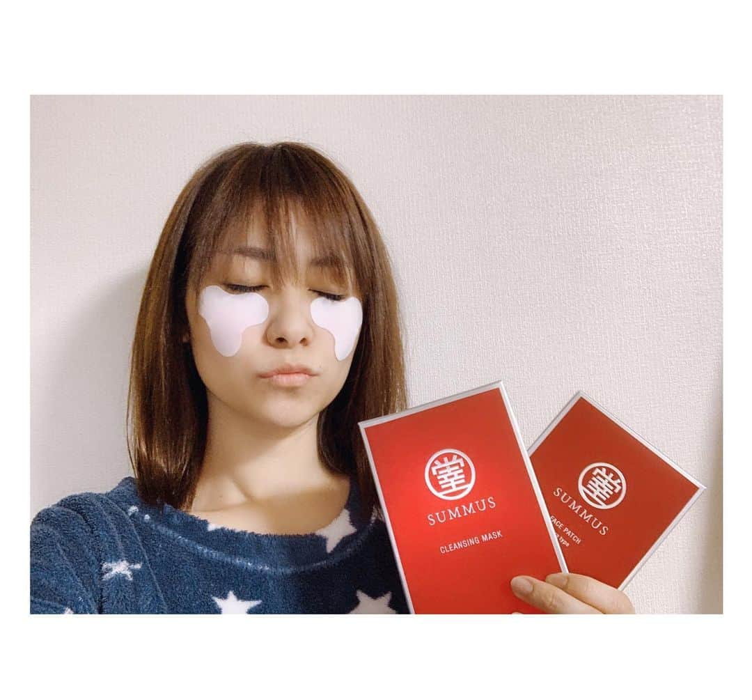 吉田奈央さんのインスタグラム写真 - (吉田奈央Instagram)「びっくら〜！ なんやねんこの顔😳笑 ＊ ❤︎COSME TOKYO 2020❤︎ ＊  美容・コスメ好きにはもう神的！ 嬉しすぎる展示会でした🥺💓 ＊  日本だけじゃなく世界中の最新コスメを試せるのって中々ないから、すごい貴重なひとときだったよ💄 ＊  たくさんの出展数の中からスキンケアではやはりマスクに目がいきました🥚 ＊  しあわせ堂の#スムス#SUMMUS のマスクは密着度が高く、保湿効果も満足でした🤤 帰ってから#フェイスパッチ をやってみたのだけどクリーム状になってて珍しかったなー😳 ＊  あとは#しの美 さんのクリームを体験したよ🍵 クリームはのびが良くて、もちっと感にも癒された💕 着物のお姉さんも可愛かったなー👘笑 ＊  そしてもうブランドのロゴに釘付けだった #ジョアンズアキーパー  #joansakeeper 👒  リップクリームに石鹸にもう全てが可愛くてプレゼントで貰ったら絶対うれしいブランド🎁 はちみつ美容はやっぱりすき🍯🐝 ＊  韓国のパックも今や色んなのあるのね！ サラダにワッフルに進化してて驚き😍 ＊  また改めて#コスメレポ を投稿するねー✨✨ @cosme_tokyo  #cosmetokyo#cosmetokyo2020#国際化粧品展#コスメマニア#コスメレビュー#第8回国際化粧品展#cosmetokyoオフィシャルリポーター #PR#美容#メイク#メイク好きな人と繋がりたい#新作コスメ#海外コスメ#スキンケアマニア#美肌になりたい#」1月23日 15時15分 - nao70818