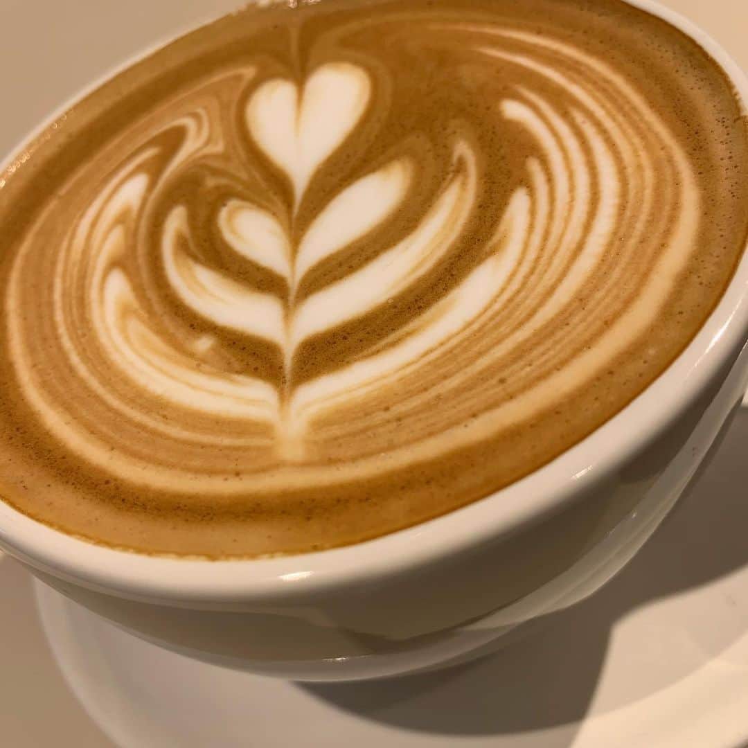 松浦孝亮のインスタグラム：「ブルーボトルのカフェラテが信じられないくらい美味しい なんてきめ細かい口触りなんだ！ 衝撃でした #bluebottlecoffee  #コーヒーは初心者だけど #きめ細かい」