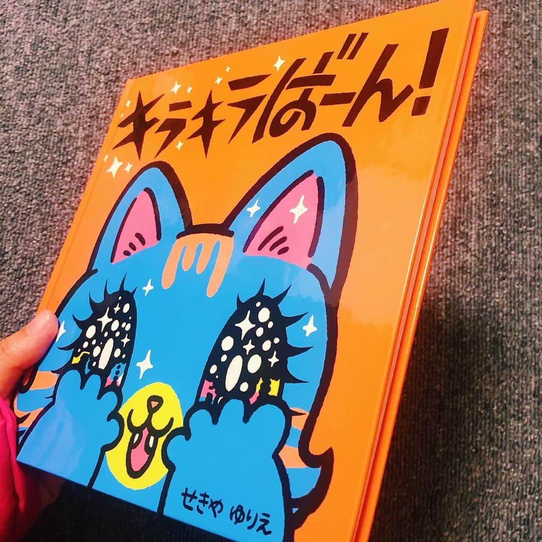 せきやゆりえさんのインスタグラム写真 - (せきやゆりえInstagram)「‪わーい！自作絵本が届いた🤤💖‬ ‪動物を呼んだらキラキラおめめ！って内容の32ページフルカラー✊‬ ‪どこか出版社さま〜🙏出版してくれませんか〜😂❣️‬ #絵本 #自作絵本 #オリジナル絵本」1月23日 15時33分 - gonhanamizz