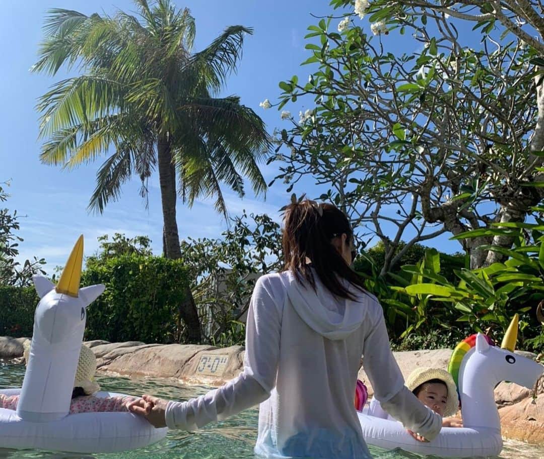 遠近由美子さんのインスタグラム写真 - (遠近由美子Instagram)「このユニコーン🦄の浮き輪、可愛くていい感じ❤️ ひっくりかえることもないから安心だし、本人達も嬉しそう😊😊 . . 帽子被ると、2人ほとんど見えないけど🤣笑　 もう少し大きくなるとユニコーンに乗ってるみたいに、なるかな。これで、ぷかぷかしてる時間が1番平和🤣 . . 青空が綺麗な✨ バケーションぽい写真撮ってもらったけど、あたまからヤシの木生えてるよ🤣w . #暖かいだけでテンション上がる  けど！ #双子との旅行は起きた瞬間からわちゃわちゃで #行ってきまーす✈️ から #何もアップできずにもう帰国🤣笑 . . #プチバケーション #guam  #双子とプール #可愛い浮き輪 #pool  #twinstagram #twinsisters」1月23日 15時40分 - yumiko_tochika