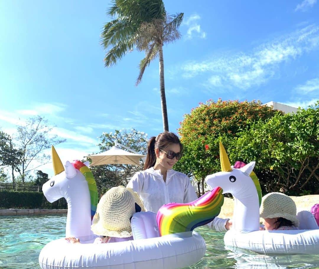 遠近由美子さんのインスタグラム写真 - (遠近由美子Instagram)「このユニコーン🦄の浮き輪、可愛くていい感じ❤️ ひっくりかえることもないから安心だし、本人達も嬉しそう😊😊 . . 帽子被ると、2人ほとんど見えないけど🤣笑　 もう少し大きくなるとユニコーンに乗ってるみたいに、なるかな。これで、ぷかぷかしてる時間が1番平和🤣 . . 青空が綺麗な✨ バケーションぽい写真撮ってもらったけど、あたまからヤシの木生えてるよ🤣w . #暖かいだけでテンション上がる  けど！ #双子との旅行は起きた瞬間からわちゃわちゃで #行ってきまーす✈️ から #何もアップできずにもう帰国🤣笑 . . #プチバケーション #guam  #双子とプール #可愛い浮き輪 #pool  #twinstagram #twinsisters」1月23日 15時40分 - yumiko_tochika